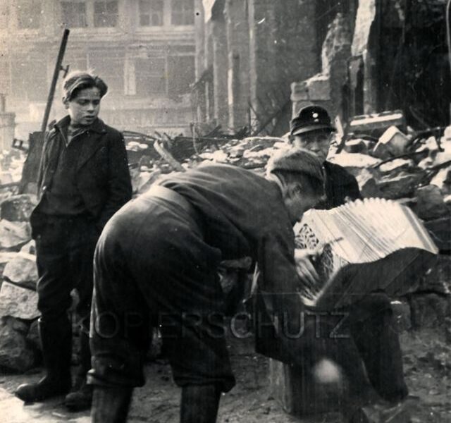 Kurz nach dem Zweiten Weltkrieg dokumentieren 48 erstaunliche Fotos das alltägliche Leben in Berlin im Jahr 1946