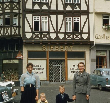 24 wunderschöne Kodachrome-Schnappschüsse fangen den deutschen Alltag in den 1950er Jahren ein.