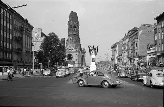 Faszinierende Vintage-Fotos: Berlin im Sommer 1957 in 32 Bildern