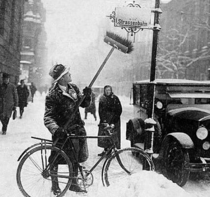 Über 40 Schwarz-Weiß-Aufnahmen zeigen das Leben im winterlichen Berlin 1964