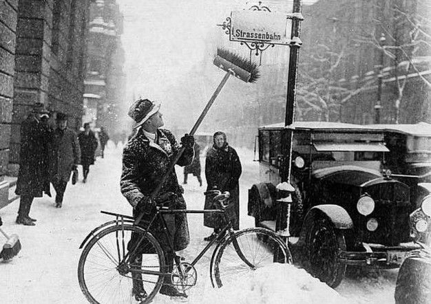 Über 40 Schwarz-Weiß-Aufnahmen zeigen das Leben im winterlichen Berlin 1964