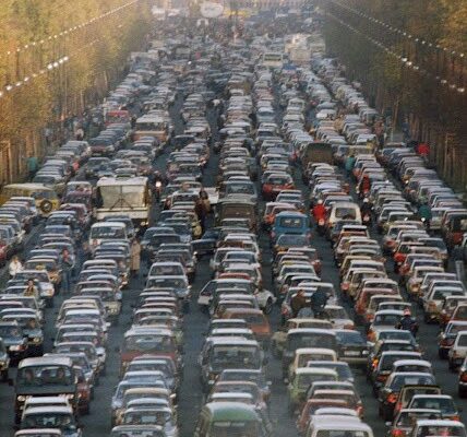 Bilder vom epischen Verkehrsstau in Berlin im November 1989