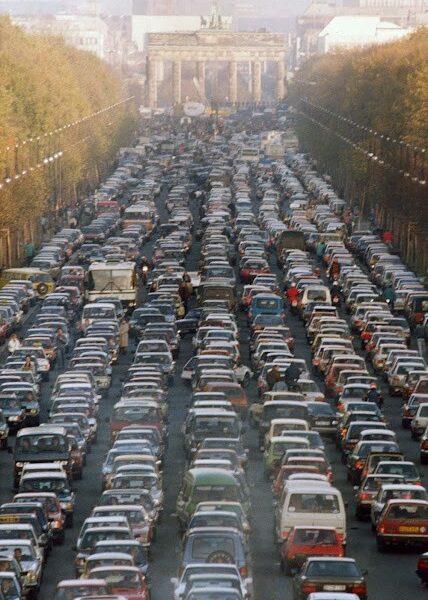 Bilder vom epischen Verkehrsstau in Berlin im November 1989