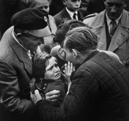 Ein deutsches Kind trifft seinen Vater, einen Soldaten aus dem Zweiten Weltkrieg, zum ersten Mal seit seinem ersten Lebensjahr im Jahr 1956