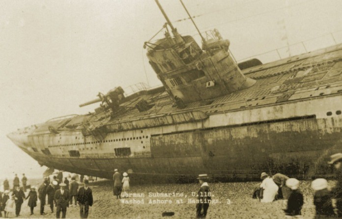 Die dramatische Ankunft des deutschen U-Bootes SM U-118 an einem britischen Strand