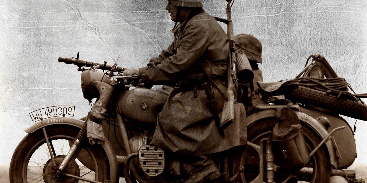 Ein deutscher Motorradfahrer der 3. S Panzer-Division fährt auf einem staubigen Weg an der Ostfront .