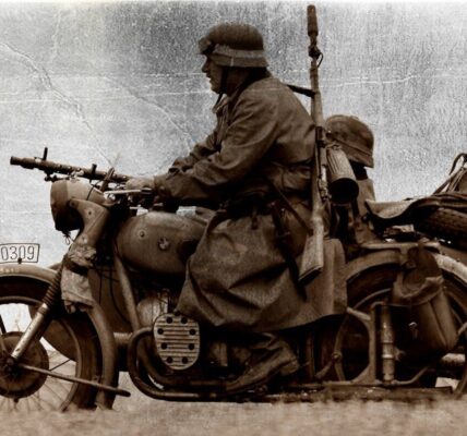 Ein deutscher Motorradfahrer der 3. S Panzer-Division fährt auf einem staubigen Weg an der Ostfront .