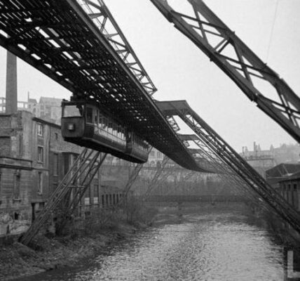 Die älteste elektrische Hochbahn der Welt: Vintage-Fotos der Wuppertaler Schwebebahn in den 1940er Jahren