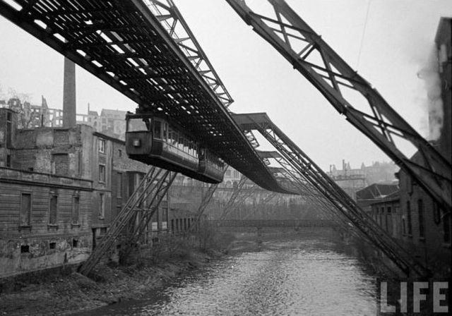 Die älteste elektrische Hochbahn der Welt: Vintage-Fotos der Wuppertaler Schwebebahn in den 1940er Jahren