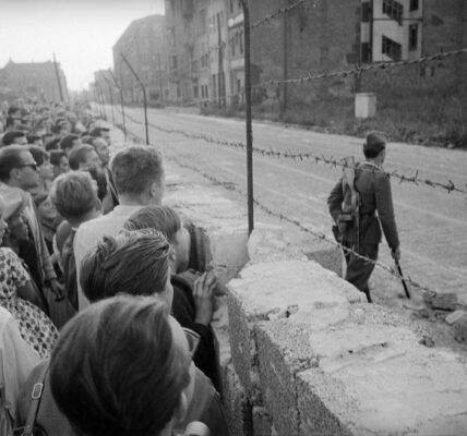 Der Bau der Berliner Mauer anhand seltener Fotografien, 1961–1989