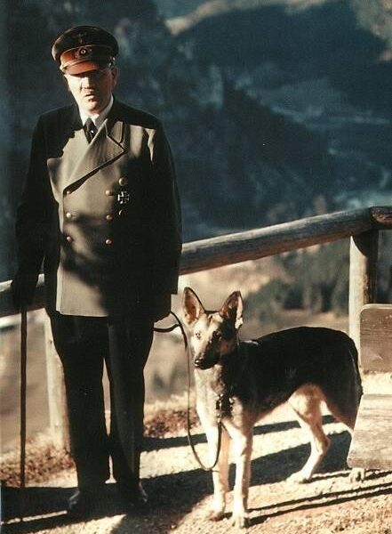 20 Vintage-Fotografien von Adolf Hitler und seinem geliebten Hund Blondi