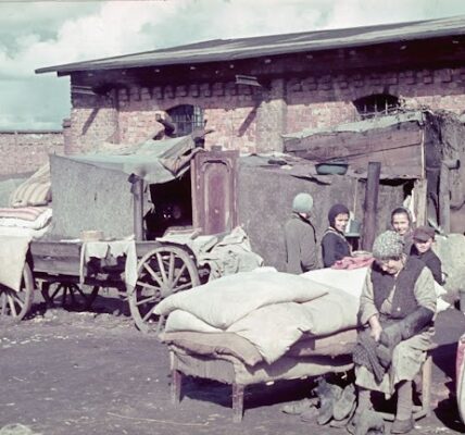 21 Farbfotos, die Hitlers persönlicher Fotograf in den deutschen Ghettos im besetzten Polen gemacht hat