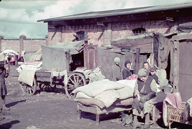 21 Farbfotos, die Hitlers persönlicher Fotograf in den deutschen Ghettos im besetzten Polen gemacht hat