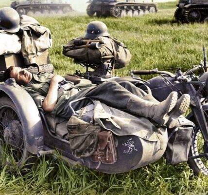 Ein Soldat der 24. Panzer-Division ruht auf einem BMW R75-Gespann, Südrussland, August–September 1942