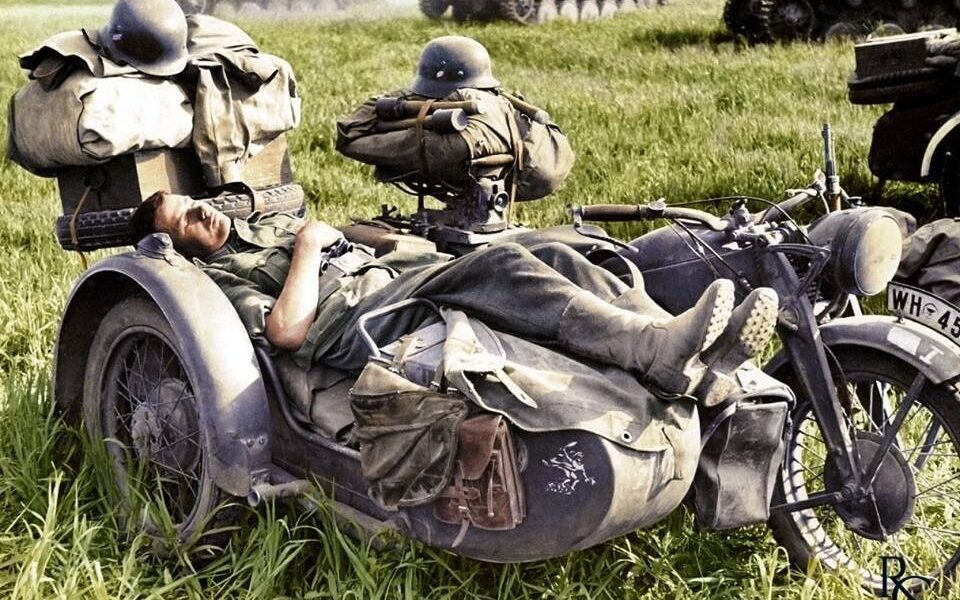 Ein Soldat der 24. Panzer-Division ruht auf einem BMW R75-Gespann, Südrussland, August–September 1942