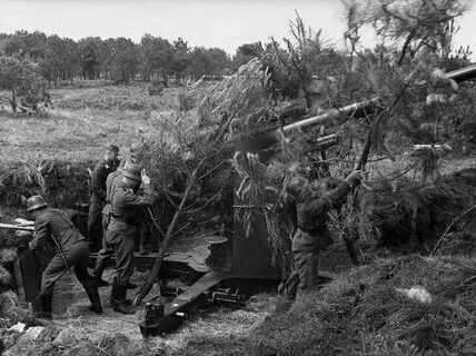 Getarnt im Einsatz bei Villers-Bocage, Frankreich, Juni 1944