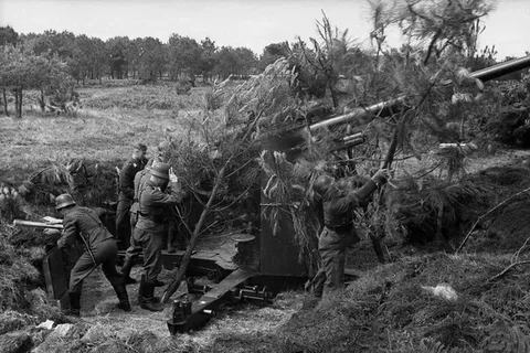 Getarnt im Einsatz bei Villers-Bocage, Frankreich, Juni 1944