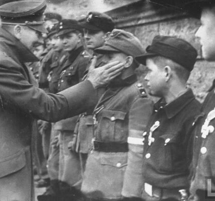 Goebbels gratuliert einem jungen Rekruten zur Verleihung des Eisernen Kreuzes II, 1945.