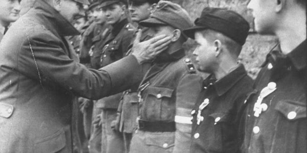 Goebbels gratuliert einem jungen Rekruten zur Verleihung des Eisernen Kreuzes II, 1945.