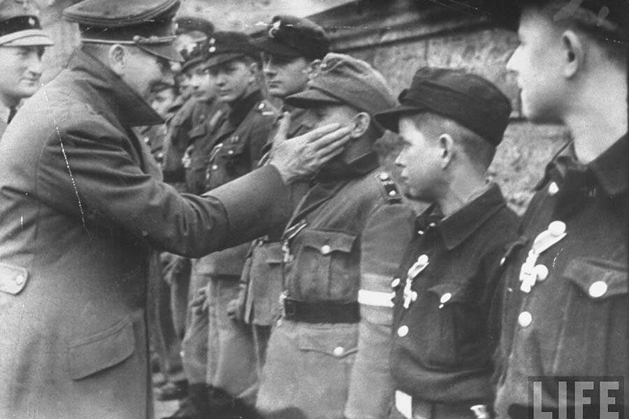 Goebbels gratuliert einem jungen Rekruten zur Verleihung des Eisernen Kreuzes II, 1945.