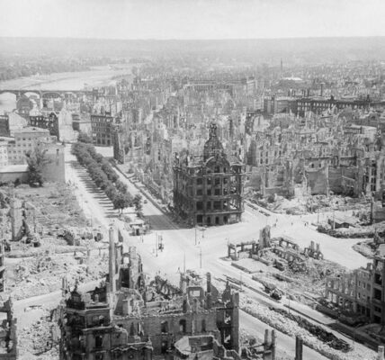 Wiederaufbau Dresdens nach den schrecklichen Bombenangriffen am Ende des Zweiten Weltkriegs, 1945–1970.