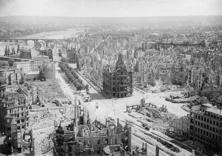 Wiederaufbau Dresdens nach den schrecklichen Bombenangriffen am Ende des Zweiten Weltkriegs, 1945–1970.