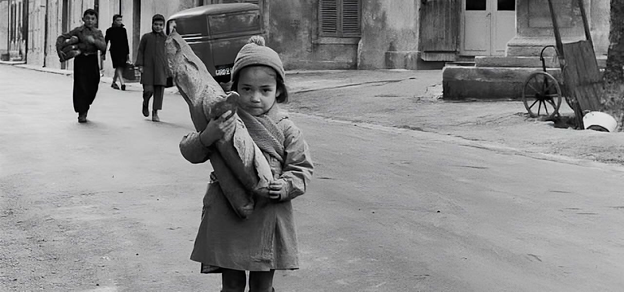 40 Amazing Black and White Photographs Capture Everyday Life in France During the Mid-20th Century.