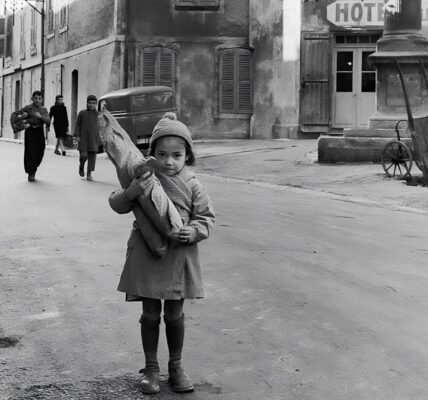 40 Amazing Black and White Photographs Capture Everyday Life in France During the Mid-20th Century.