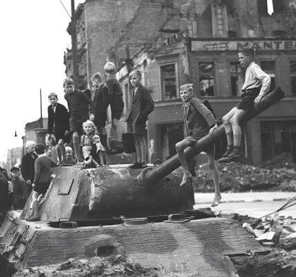 Schwarz-Weiß-Fotos des zerstörten Berlins im Jahr 1945