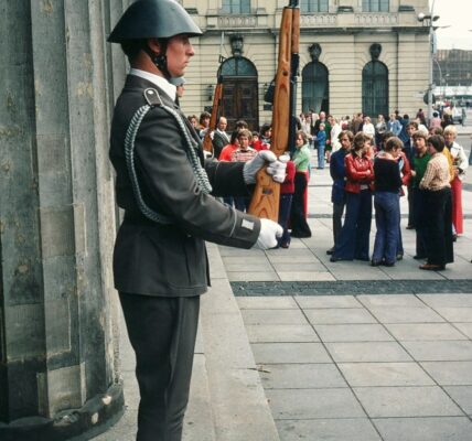 53 fantastische Fotos fangen Straßenszenen aus Berlin in den fruhen 1980er Jahren ein