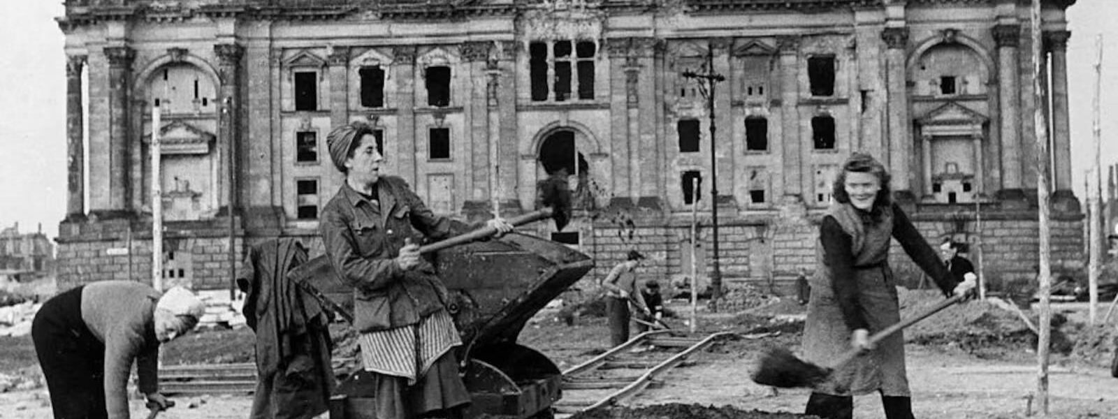 Vintage-Fotografien fangen das alltägliche Leben rund um die Berliner Mauer in den 1950er und frühen 1960er Jahren ein