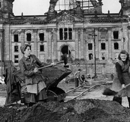 Vintage-Fotografien fangen das alltägliche Leben rund um die Berliner Mauer in den 1950er und frühen 1960er Jahren ein