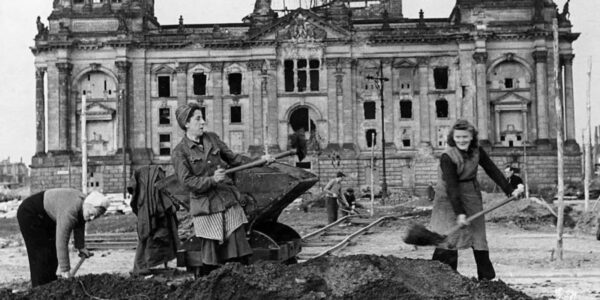 Vintage-Fotografien fangen das alltägliche Leben rund um die Berliner Mauer in den 1950er und frühen 1960er Jahren ein