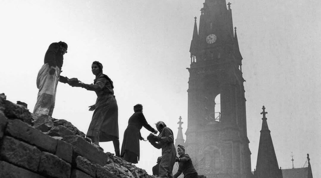 Wiederaufbau Dresdens nach den schrecklichen Bombenangriffen am Ende des Zweiten Weltkriegs, 1945–1970.