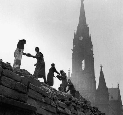 Wiederaufbau Dresdens nach den schrecklichen Bombenangriffen am Ende des Zweiten Weltkriegs, 1945–1970.