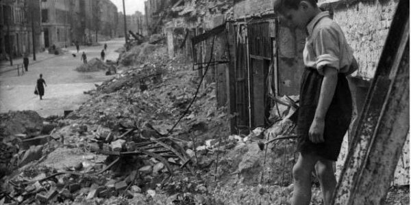 Ein deutscher Soldat kehrt nach dem Zweiten Weltkrieg in seine Heimat zuruck und erfährt gerade, dass seine ganze Familie getötet und sein Haus durch die Luftangriffe der Alliierten zerstört wurde.