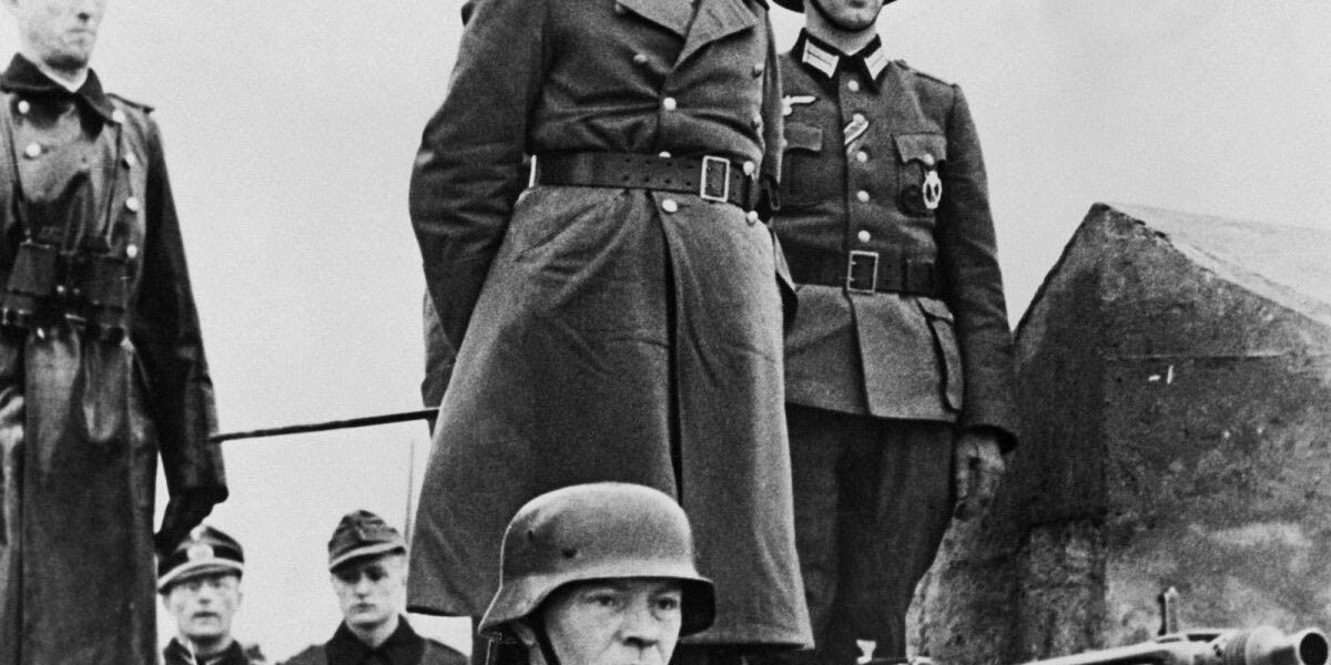 Erwin Rommel inspiziert die Verteidigungsanlagen in der Normandie, 1944