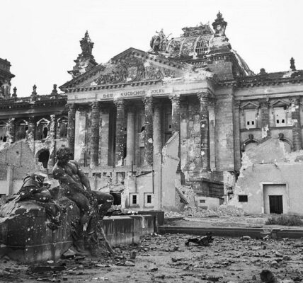 Zerstörtes Reichstagsgebäude nach dem Fall Berlins