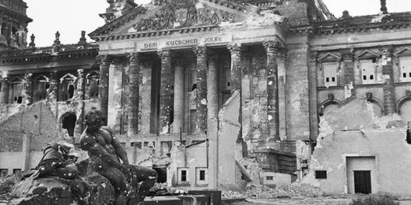 Zerstörtes Reichstagsgebäude nach dem Fall Berlins