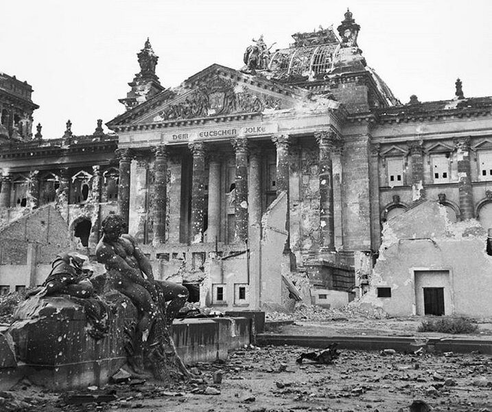 Zerstörtes Reichstagsgebäude nach dem Fall Berlins