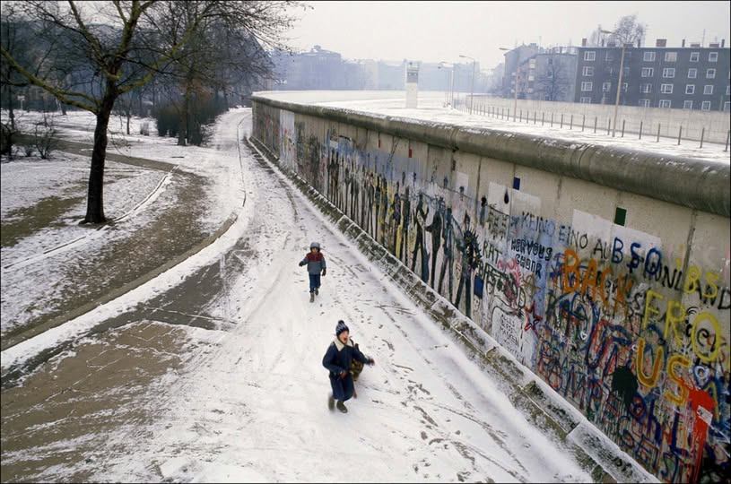 Diese Fotos zeigen den Alltag an der Berliner Mauer, 1985-1986