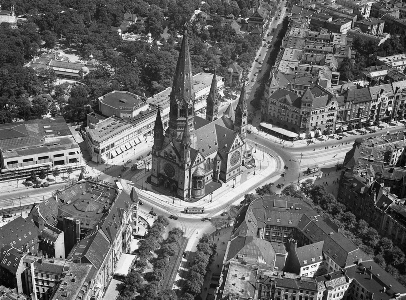 Beeindruckende Fotografien zeigen das Straßenleben im Berlin der 1930er Jahre.