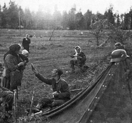 Ein deutscher Soldat teilt seine Ration mit einer russischen Mutter, 1941