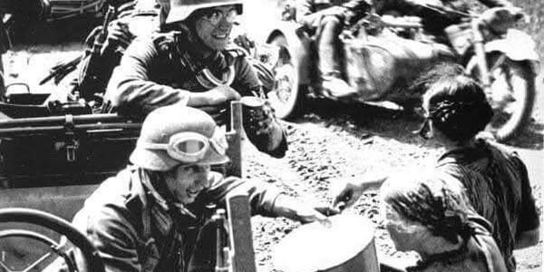 Litauische Frauen geben deutschen Soldaten Wasser, 1941