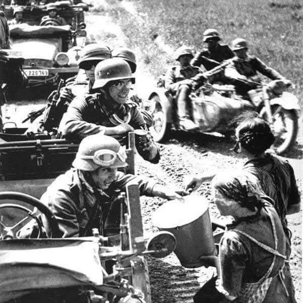 Litauische Frauen geben deutschen Soldaten Wasser, 1941