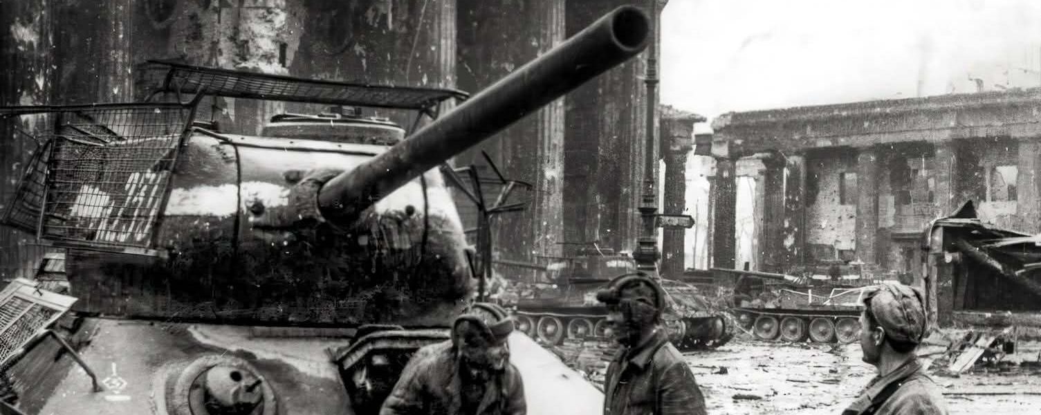 Ein mit Drahtgeflecht zum Schutz ausgestatteter T-34/85-Panzer in der Nähe des Brandenburger Tors in Berlin, Deutschland, 1945