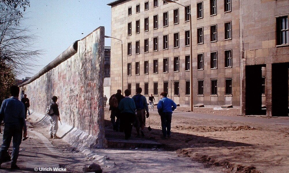 Hochseil-Zirkusartisten am Heumarkt, Köln, 1946.