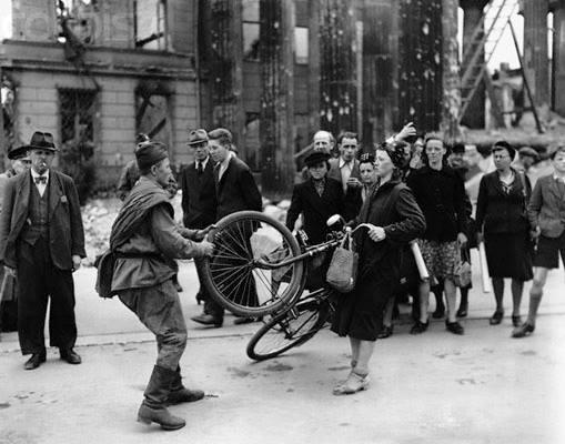 Berlin 1945 – Als die Stadt fiel, folgte die Rache: Drei Tage voller Plunderung, Gewalt und Vergeltung durch die Rote Armee.