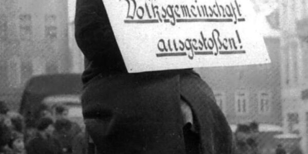 Eine deutsche Frau wird wegen einer Affäre mit einem polnischen Mann öffentlich gedemutigt, 1942.