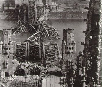 Einige Bilder der Hohenzollernbrucke in Köln, Deutschland – 1945